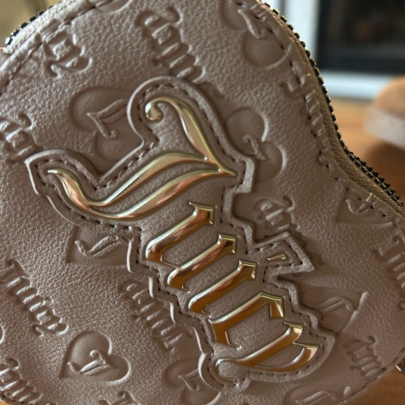 Juicy Couture Cafe Beige Upgrade Heart Zip Around Wristlet  Wallet  NWT - Picture 2 of 12